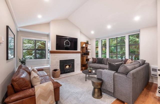 Townhome | Private hot tub | BBQ | Pets