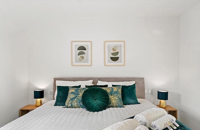 Townhouse in Dartford sleeps 8 with free parking