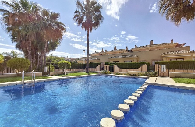 Adosado con piscina comunitaria