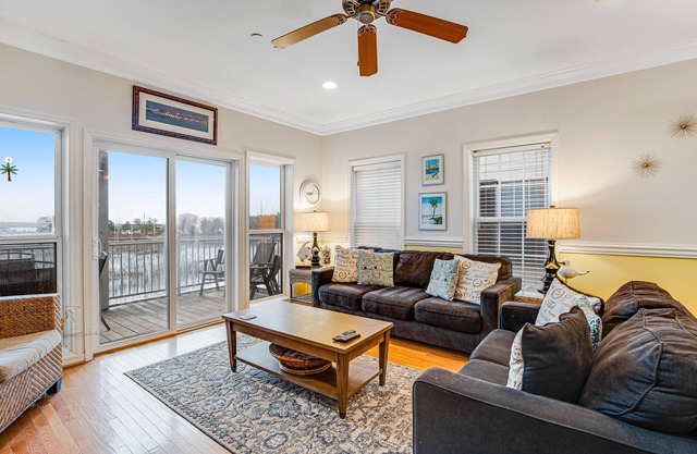 Casa adosada con vistas al pantano y al río: acceso a un muelle y piscina comunitaria