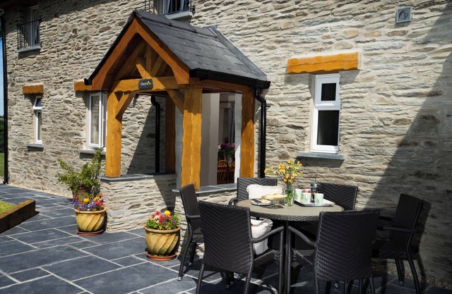 TOWY COTTAGE, pet friendly, luxury holiday cottage in Cenarth