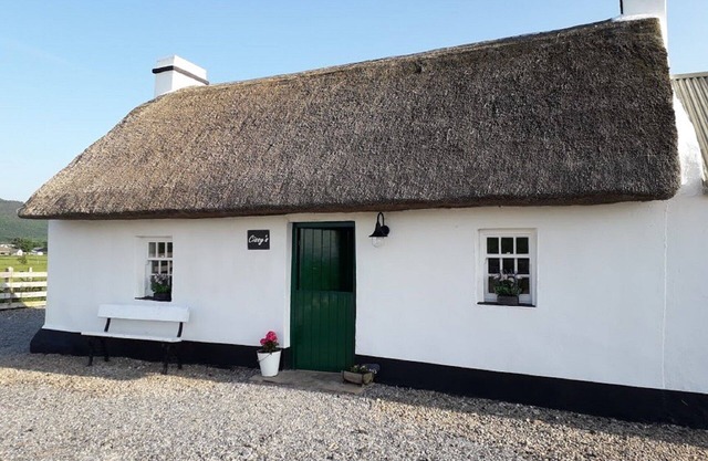 Casa tradicional con techo de paja irlandés
