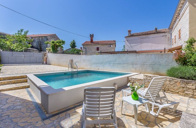 Villa tradicional con piscina privada, camas de sol