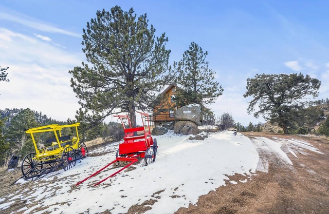 Tranquil 30 acre retreat! Huge cabin with hot tub!