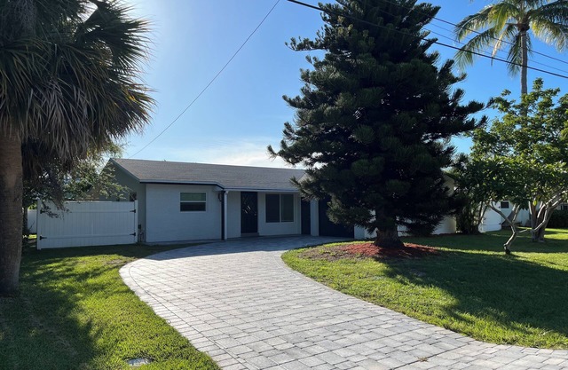 Tranquil 4/3 house in welcoming Jupiter. Centerallly located