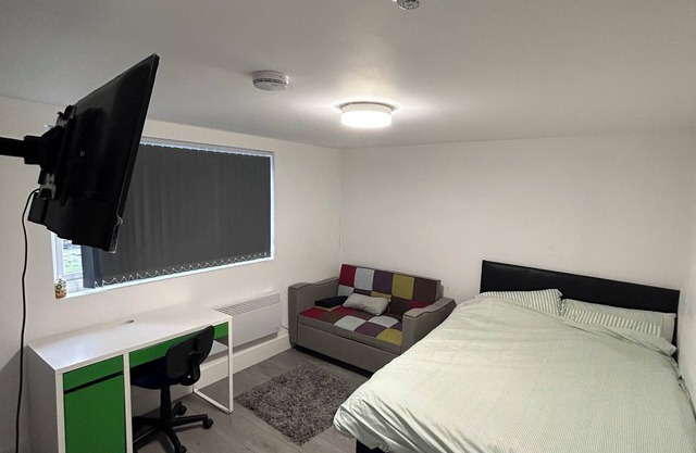 Tranquil 4-bedroom house with 4 bathrooms 20 mins from Heathrow