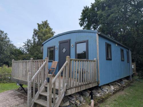 Tranquil Cabin Retreat- Sleeps 2 Parking