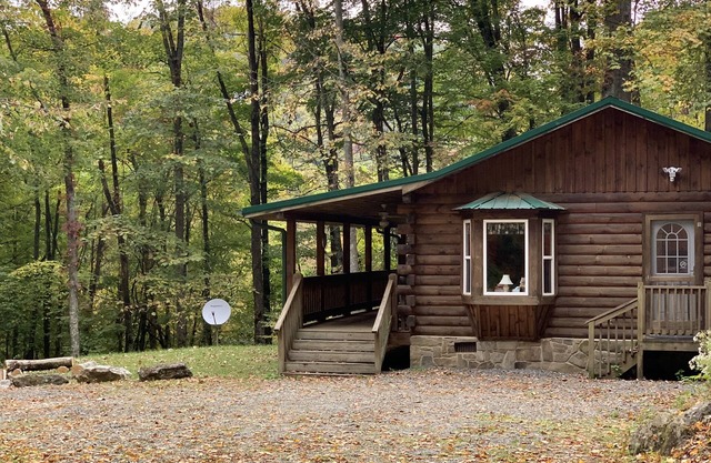 Tranquil Creek - Romantic hideaway/waterfall/creek cabin
