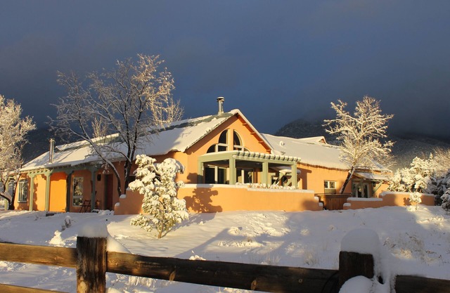 Tranquil five-bedroom house in Arroyo Seco - eight miles from Taos Ski Valley