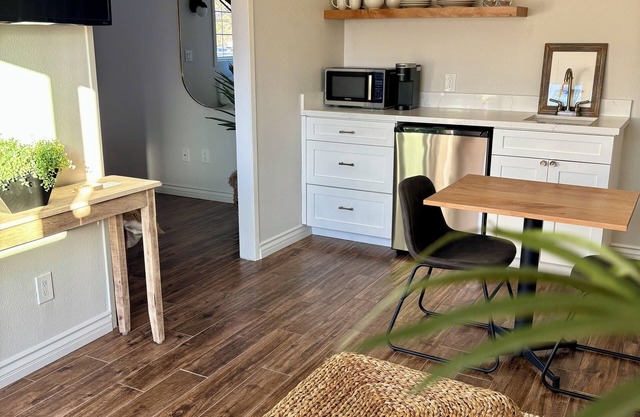 Tranquil studio, private entrance, patio, Tesla charger, central Thousand Oaks