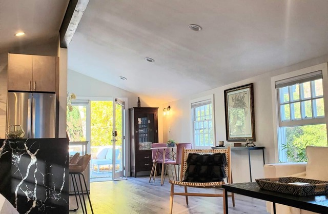 Tranquil Soho style Guesthouse in gated community!