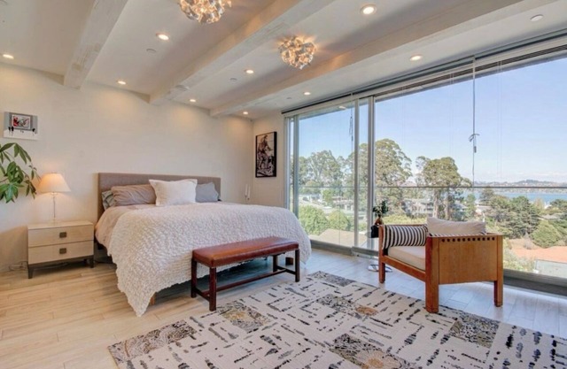 Tranquil townhome w/ floor-to-ceiling bay view in charming Sausalito