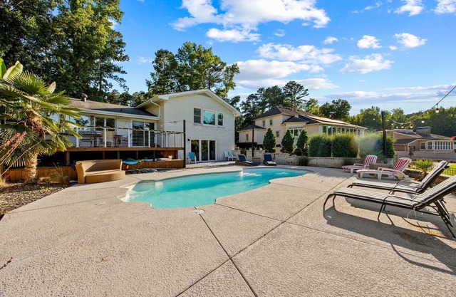 Tranquil Waters Lakehouse: Private Pool and Dock
