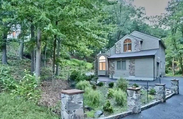 TRAVEL NURSES WELCOME/ Bushkill- Poconos home in Gated community