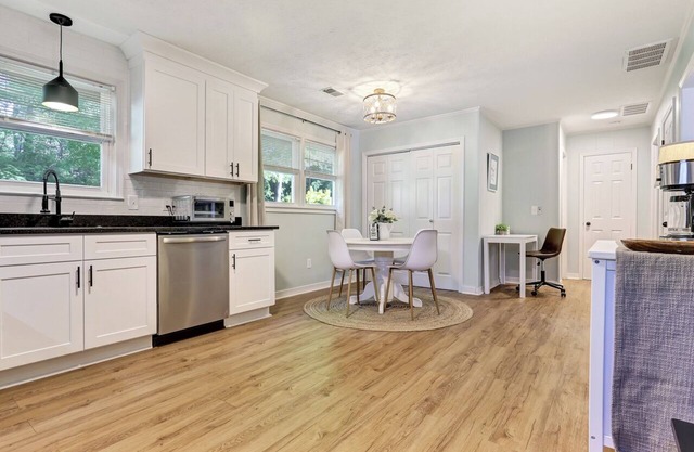 Travelers Rest Cottage close to downtown and the Swamp Rabbit Trail.