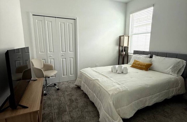 Traveling workers 1bed and living space / pets friendly