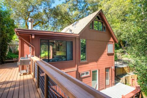 Tree Fort! Redwoods! Hot Tub! Fire Table! Google Smart Home! Fast WiFi! Dog Friendly!