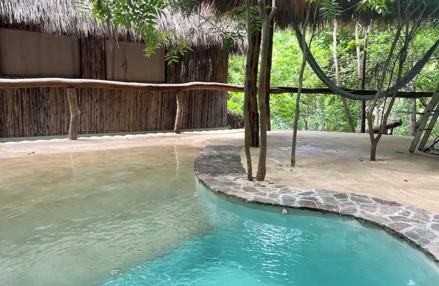 Tree house at a superb virgin bay with starlink