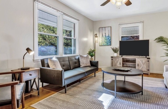 Tree-Lined Street/Firepit/KingBed/14mins Asheville