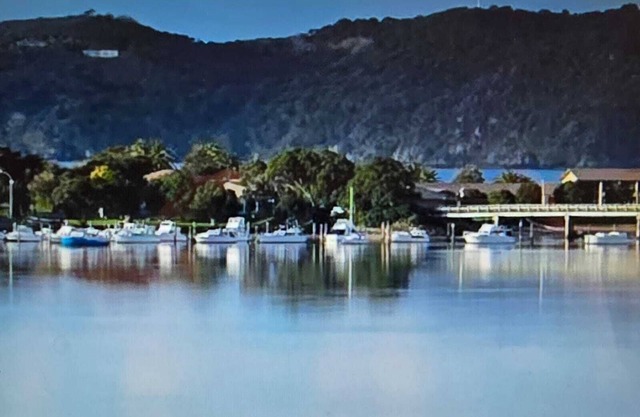Tree Tops..Stunning water views...tranquil and relaxing..5 min to Beach..