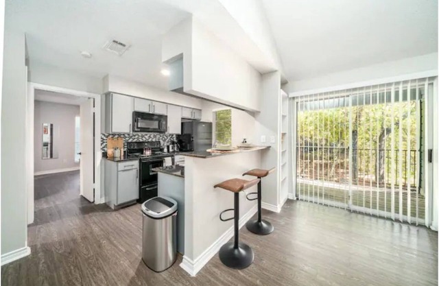 1BR Treehouse Canopy ~ Pool & Gym ~ Near Downtown