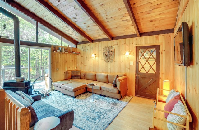 Treehouse Chalet Near Mt. Snow w/ On-Site Trails!