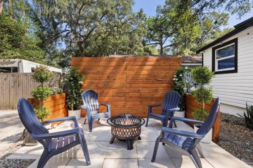 Treehouse is a Quaint 2 BR in an Up-and-Coming Part of Town, Pet Friendly with Fenced Yard and lounge area that is Close to Downtown Tampa