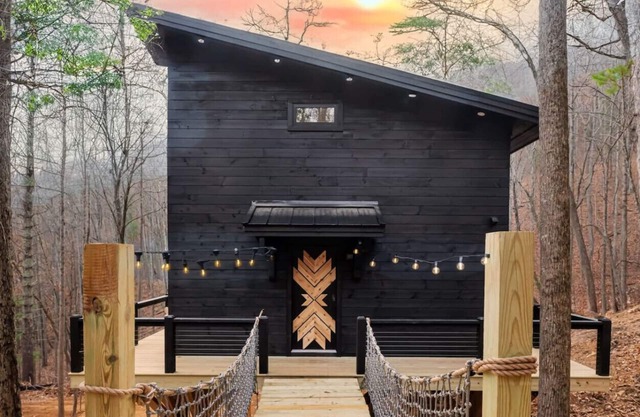 Treehouse Log Cabin *Outdoor Tubs*Waterfall*Pets