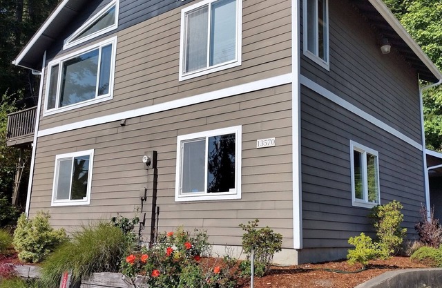 Treetop Retreat on Hood Canal with majestic views and Outdoor Soaking Tub.