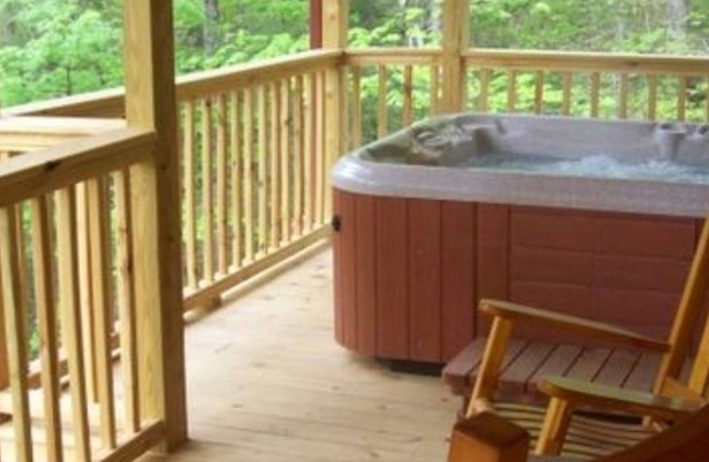 Un retiro rural en Clear Creek Cabins (cabaña en las copas de los árboles) cerca de Asheville