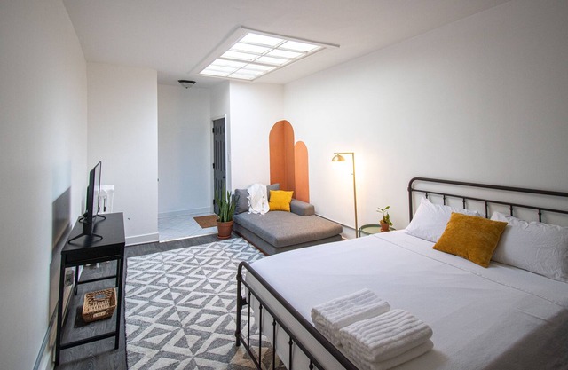 Trendy & Cozy Studio near Great Lakes | Six Flags