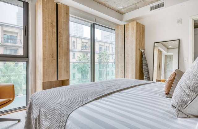 Trendy Downtown 1BR w/ Pool, Gym & W/D near Staples Center, by Blueground