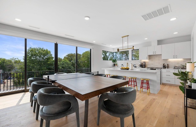 Trendy East Austin Condo with Rooftop Deck + Downtown Views - Rayne