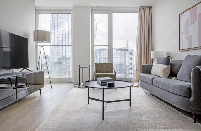 Trendy South Bank 1BR w/ Pool, Gym & Concierge, nr Tube, by Blueground