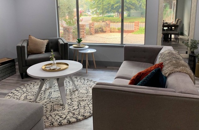 Trendy Updated 3Bd/ 2 bth w/ Pool