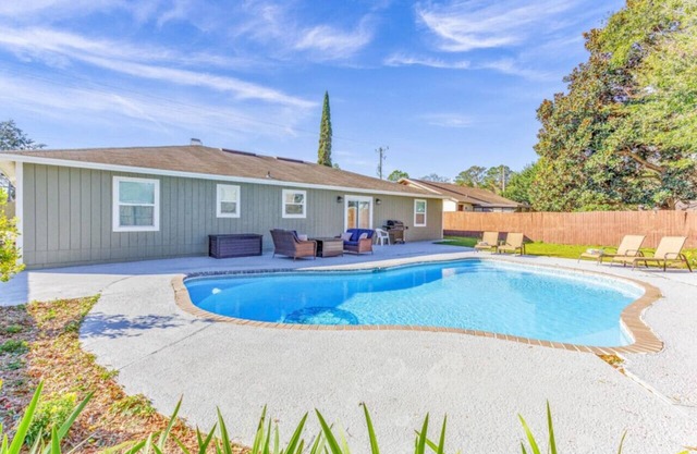 Tres Palmas!Renovated Pool Home Near Mayo & Beach!