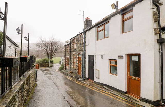 TRIANGLE INN COACHOUSE, pet friendly in Rhayader