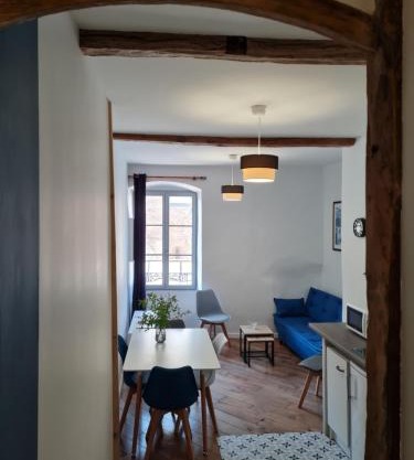 Triplex avec vue sur place du centre historique.