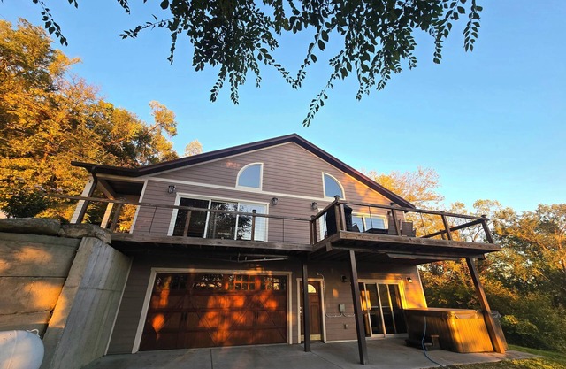 Trophy Ridge Lodge - 4 bed/3 bath- outdoor hot tub- Game room