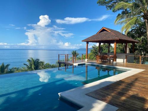 Tropical cliff house, 3 minute walk to the beach