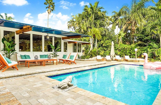 Tropical garden Villa w/ pool, game room, fire pit