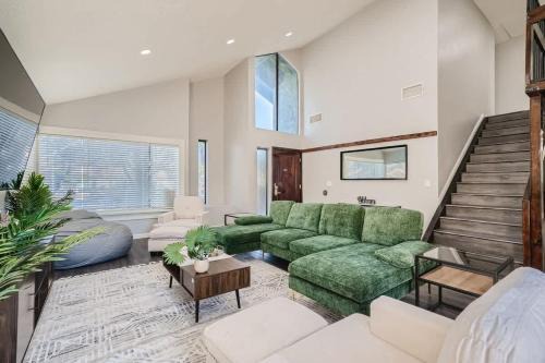 Tropical House with Heated Pool 10 Min to Strip