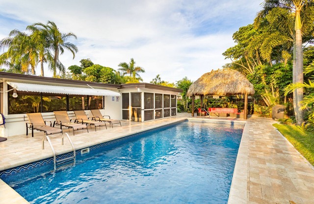 TROPICAL ISLAND INSPIRED POOL HOME NEAR THE BEACH