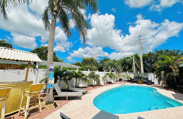 Tropical Vacation POOL Home in Melbourne, 7 mins to Beach
