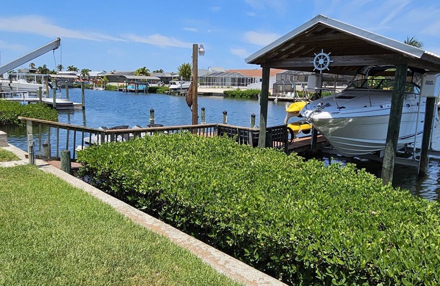 Tropical Waterfront Pool Home, Private Dock, Kayaks, Direct Access to Tampa Bay!
