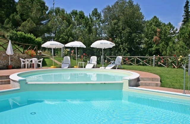 Tuscan palace for large groups w / private pool, jacuzzi & BBQ