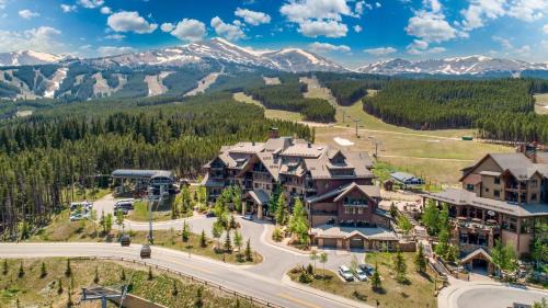 Twin Chutes by AvantStay Beautiful Ski in Ski out Condo w access to Hot Tub Gym
