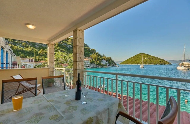 Apartamento para dos personas con terraza y vista al mar Prozurska Luka, Mljet (A-22333-b)