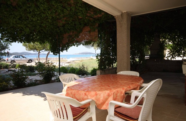 Apartamento para dos personas en la playa Zaboric, Sibenik (A-6097-b)