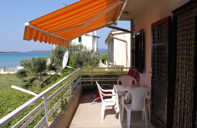 Apartamento para dos personas en la playa Zaboric, Sibenik (A-6097-a)